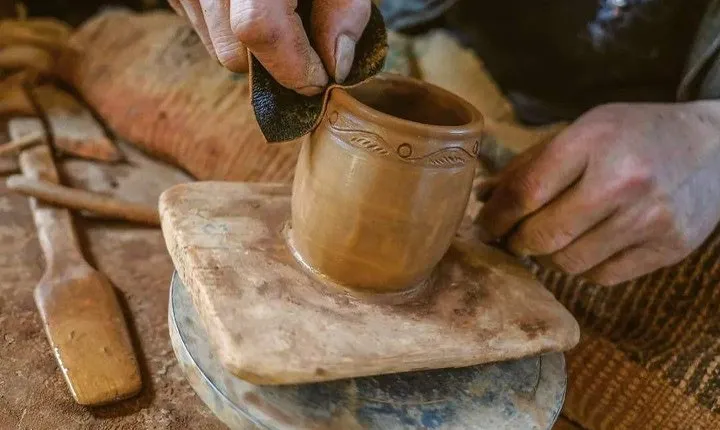 1-Day Shangri-La Tour to Ganden Monastery, Nixi Pottery Village and Tibetan Town