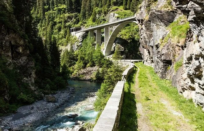 Private tour Viamala Gorge, whirlpool pots, waterfalls, lakes and glacial mills