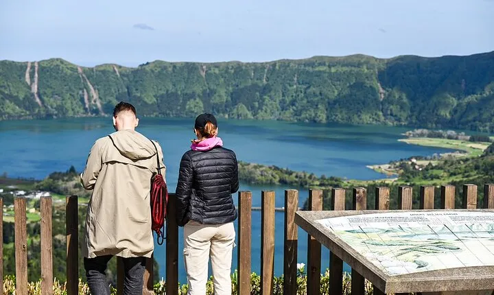 Lagoa do Fogo and Sete Cidades Private Full-Day Tour