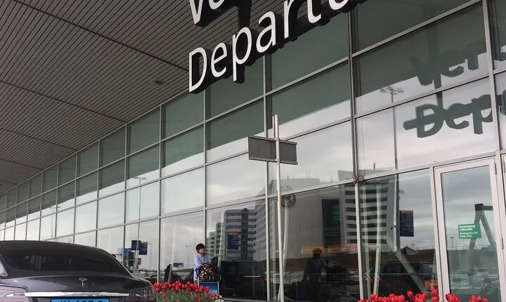 Premium electric transfer from Leiden Area to the Airport