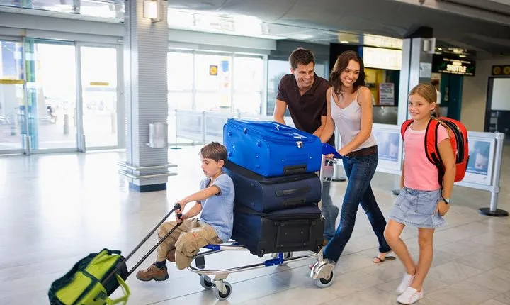 Private Shuttle from Charles de Gaulle Airport to Paris: Premium Service