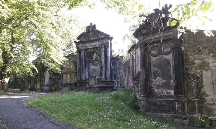 Small-Group 90-minute Tour in Greyfriars Kirkyard