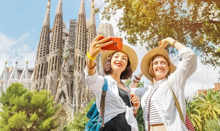 Barcelona: Sagrada Familia Guided Tour with Fast Track Access
