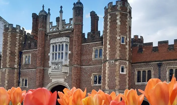 Private tour with an accredited expert guide Hampton Court Palace