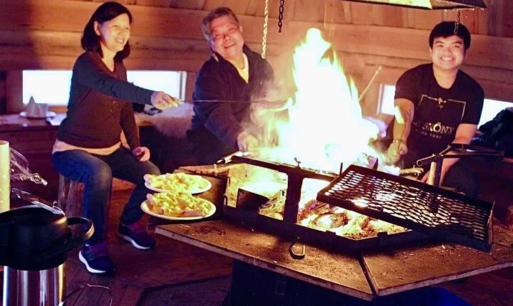 Traditional Northern Light Dinner in the Lappish Hut