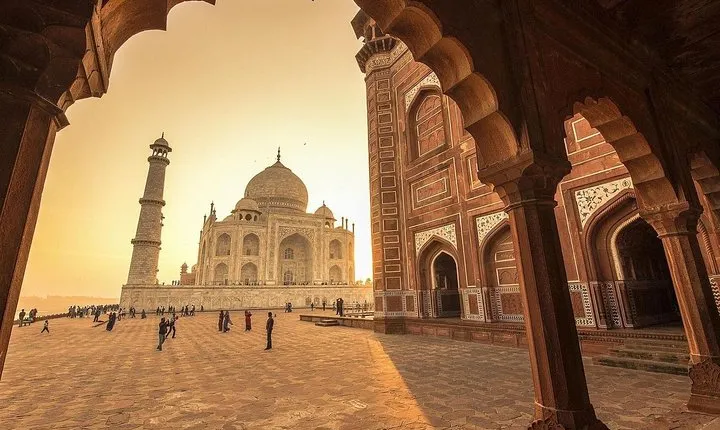 Same Day Taj Mahal Tour by Gatimaan Train from Delhi with SUV Cars