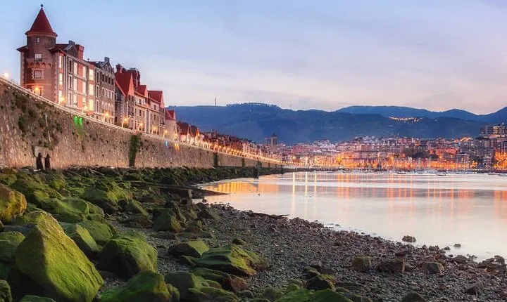 Tour of the Great Villas in Getxo and Hanging Bridge