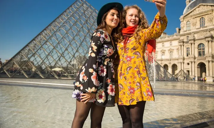 PRIVATE TOUR: Highlights & Hidden Gems of Paris With Locals