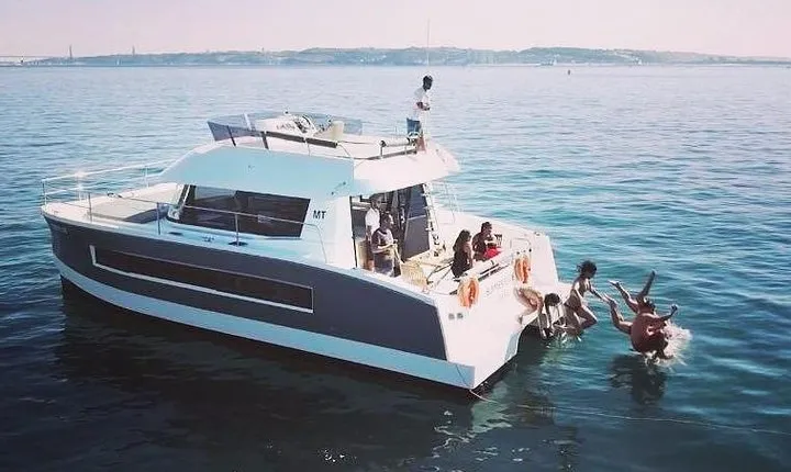 1H power catamaran up to 18 people in Lisbon