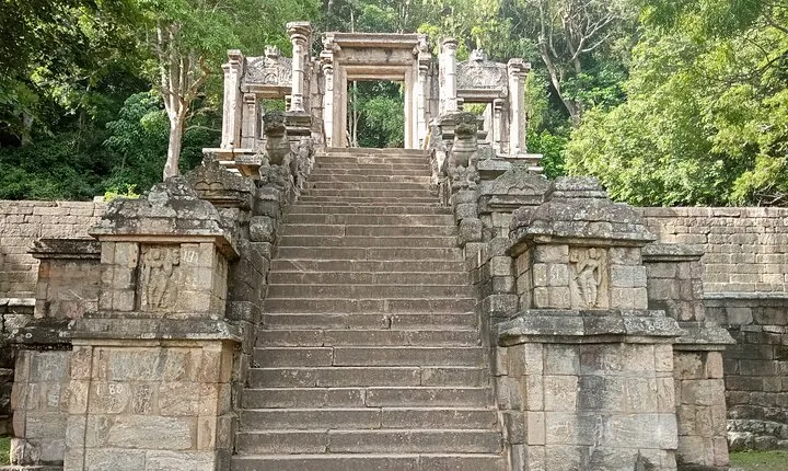 Kandy to Yapahuwa and Namal Uyana Day Tour