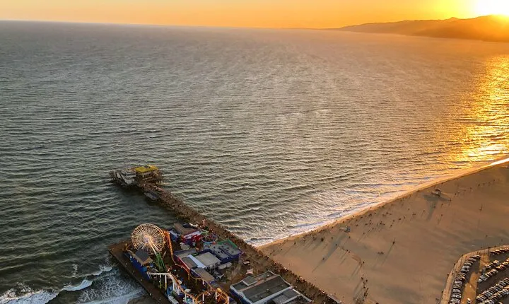 Hollywood Sign and Coast 35-Minute Helicopter Tour in Los Angeles