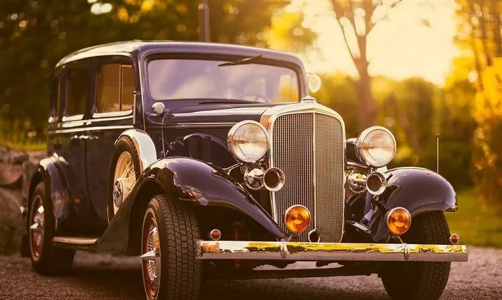 Half Day Paris Tour in Vintage Car & Moulin Rouge