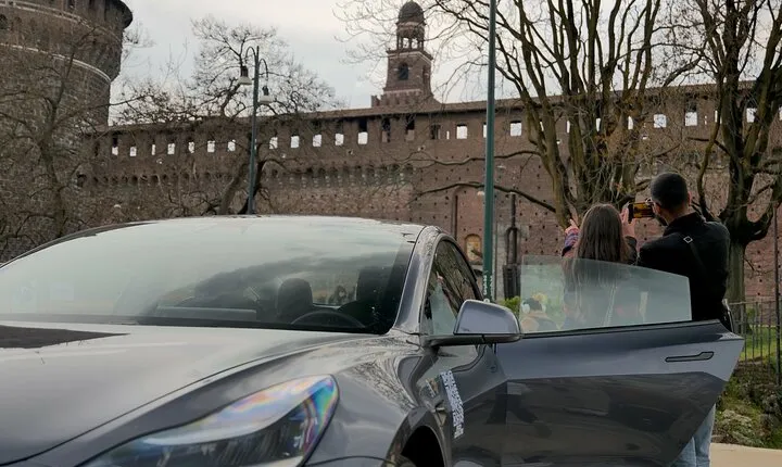 Tesla Tour of Milan photographing the beauties of the city