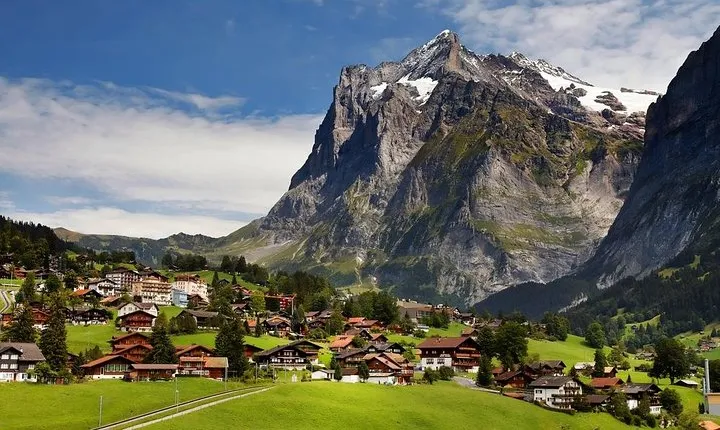 Swiss Alps: Interlaken and Grindelwald Day Trip from Zurich