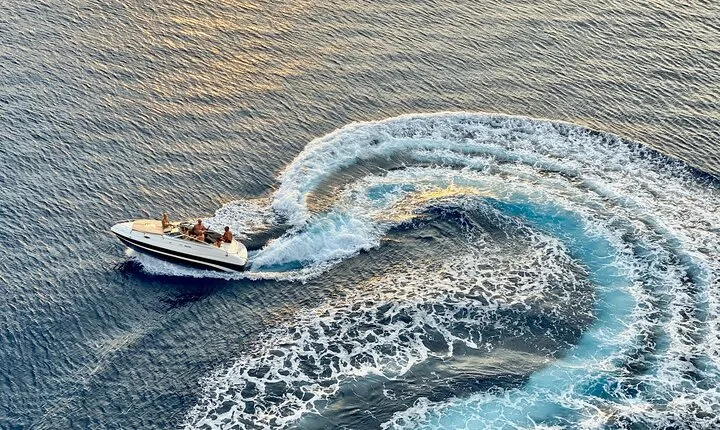 Private speed boat to Ile aux Cerfs full-day Incl: Lunch & Transfer