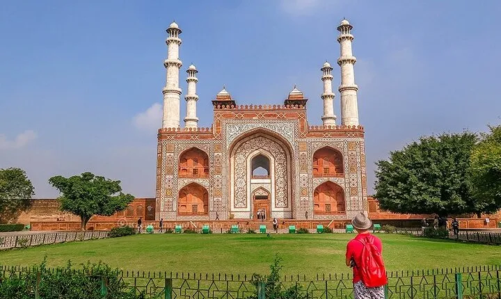 Sunrise Taj Mahal, Agra Fort, Akbar's Tomb and Moonlit Garden Private Tour