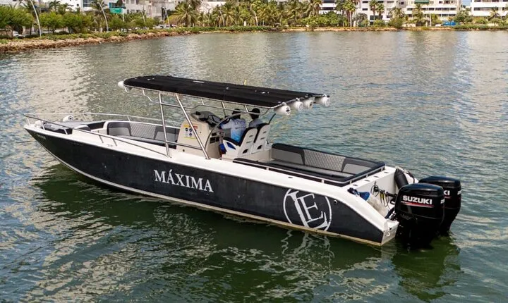 Private Boat Rental for 8 Hours in Maxima with Captain