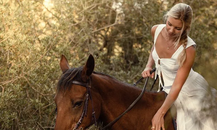 Florence: Private Chianti Horseback Riding Wine Tasting and Lunch