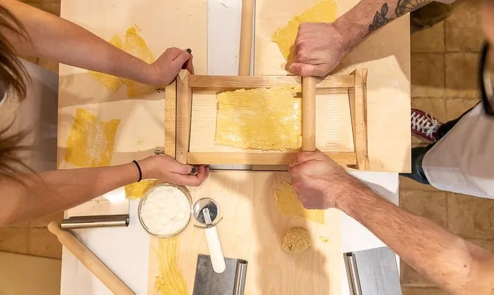 Private market tour and cooking class with lunch or dinner in Tivoli