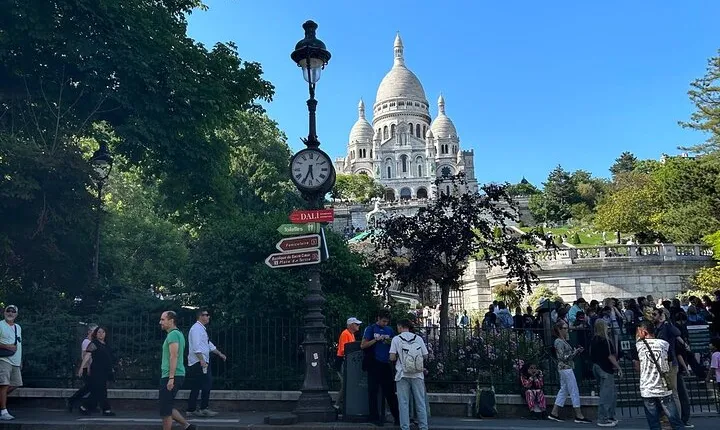 Paris: Montmartre Tour with Sacré-Cœur and Optional Wine Tasting
