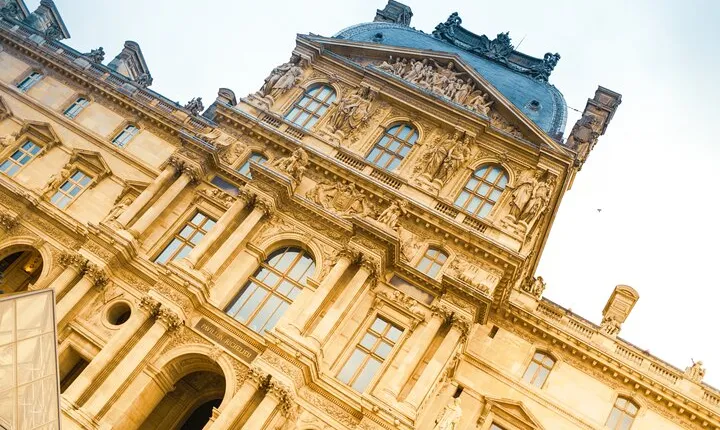 Mona Lisa and Treasures: Louvre Museum Experience 6-people Max 