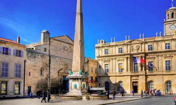 Private Day Trip to Arles Les Baux de Provence and Saint Remy de Provence