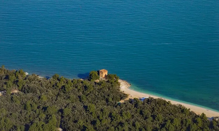 5 Hours Hiking to The Most Instagrammable Places of North Side of Mount Conero
