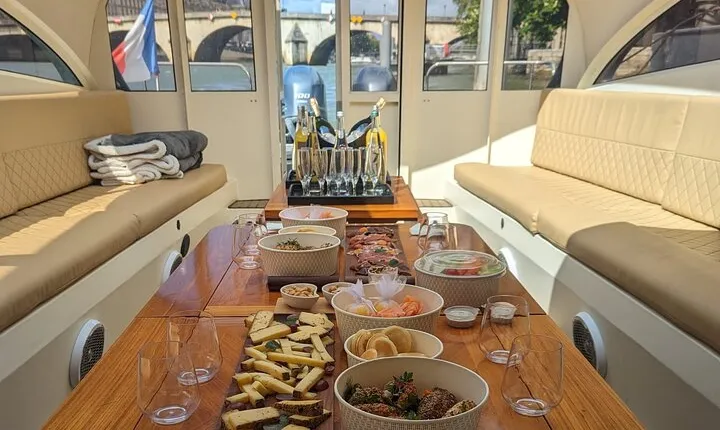 Wine and Cheese Tasting in a VIP Cruise on the Seine