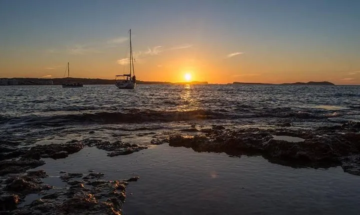 Sunset Catamaran Expedition in front of Cafe Mambo