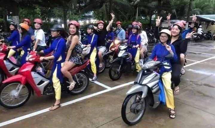 DaNang Night Foodie Tour-Sighseeing with Aodai Lady Rider Private