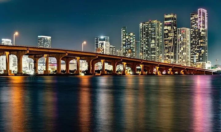 The best Miami boat party with DJ, drinks and lights of the city