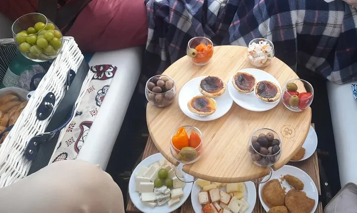 Private tapas tuk tuk tour through Lisbon