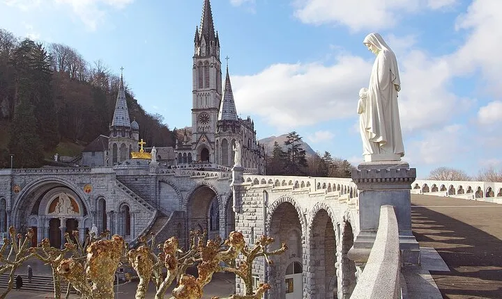 Lourdes Must-see Sites and Sanctuary Private Guided Tour
