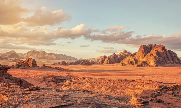 Full Day Private Hiking Tour in Wadi Rum Mountain with Lunch