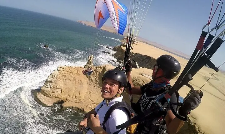 Paragliding Paracas National Reservation