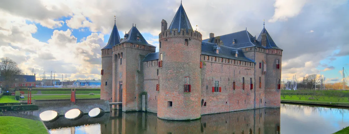 Luxury sightseeing tour of Muiderslot with private transportation from Amsterdam