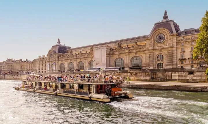Paris Seine River Sightseeing Cruise with Commentary by Bateaux Parisiens