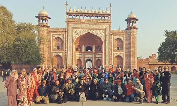 Same day tour with private car Delhi to Agra