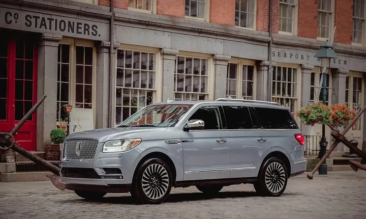 Luxury Private VIP Tour by SUV: Best of NYC. Select 3 or 5 hours