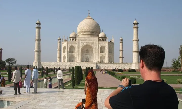 From Delhi: Taj Mahal & Agra Tour by Gatimaan Express Train