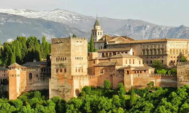 Touristic highlights of Granada on a Private half day tour with a local