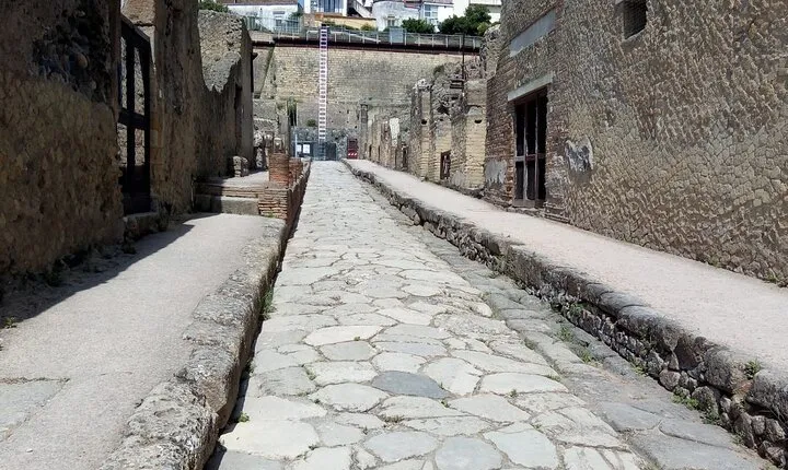 From Naples Area to Ravello-2hr stop in Pompeii & vice versa