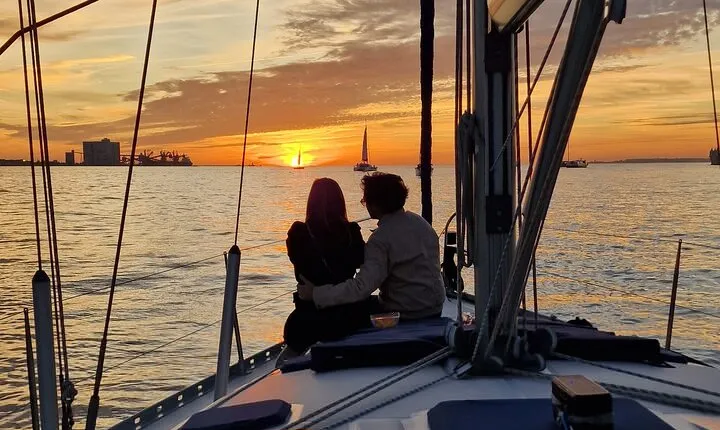 Golden Hour Boat Tour - Sailing by the Monuments with Wine