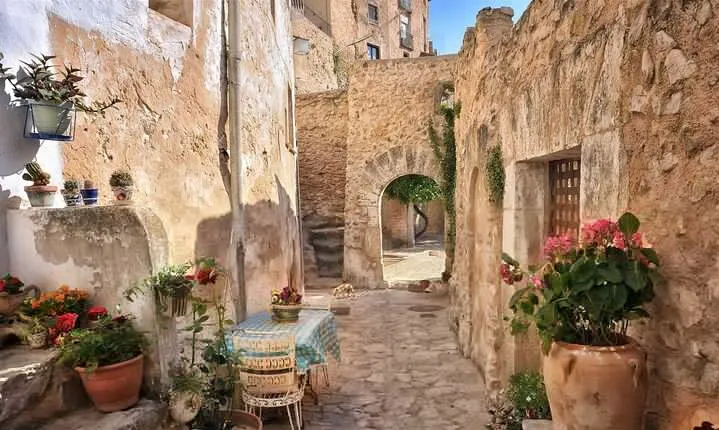 Full Day Tour Bocairent and Islamic labyrinth from Valencia