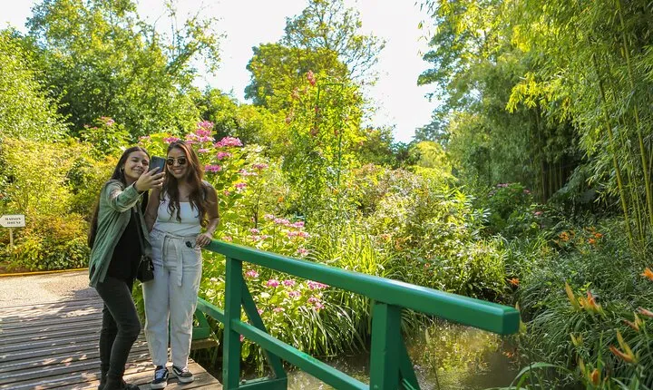 Versailles Palace and Giverny Monet House Visit with Lunch