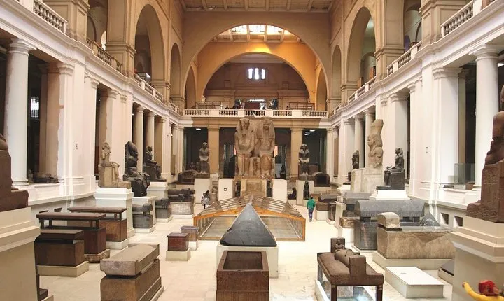 Day Tour in The Pyramids and Egyptian Museum