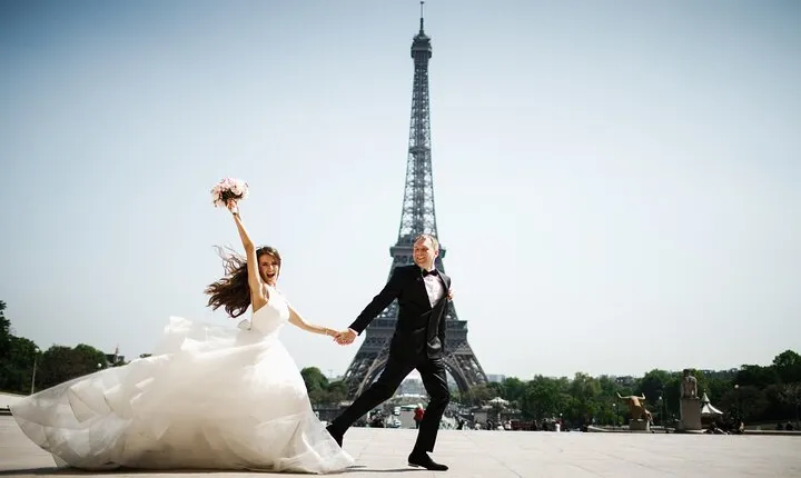 Romantic Eiffel Tower Couple Photoshoot
