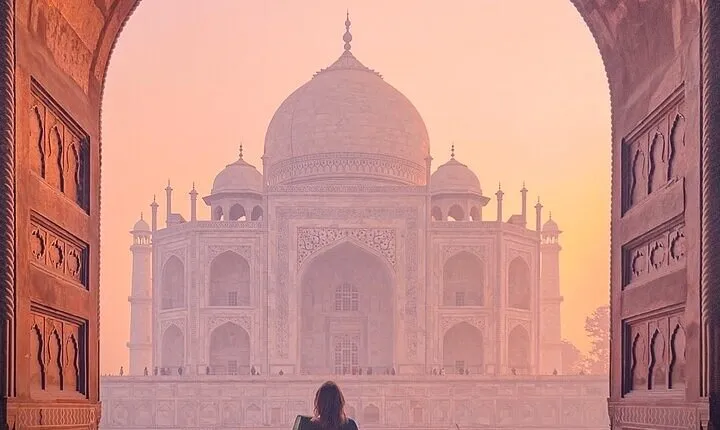 Taj Mahal same day luxurious Tour by Superfast Train from Delhi