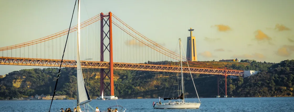 Morning sailing tour in Lisbon