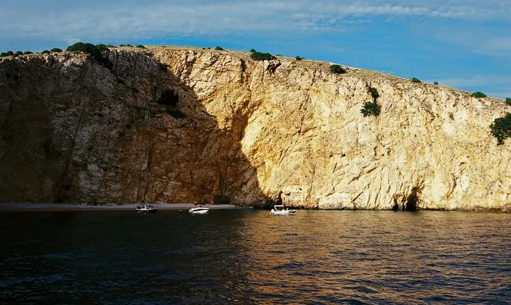 Take a half-day trip to the wild bays with captain Adorio & Dino